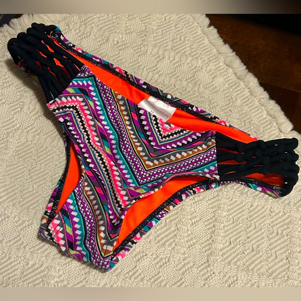 👙xhilaration Multicolor low-rise bikini bottom, Size XS